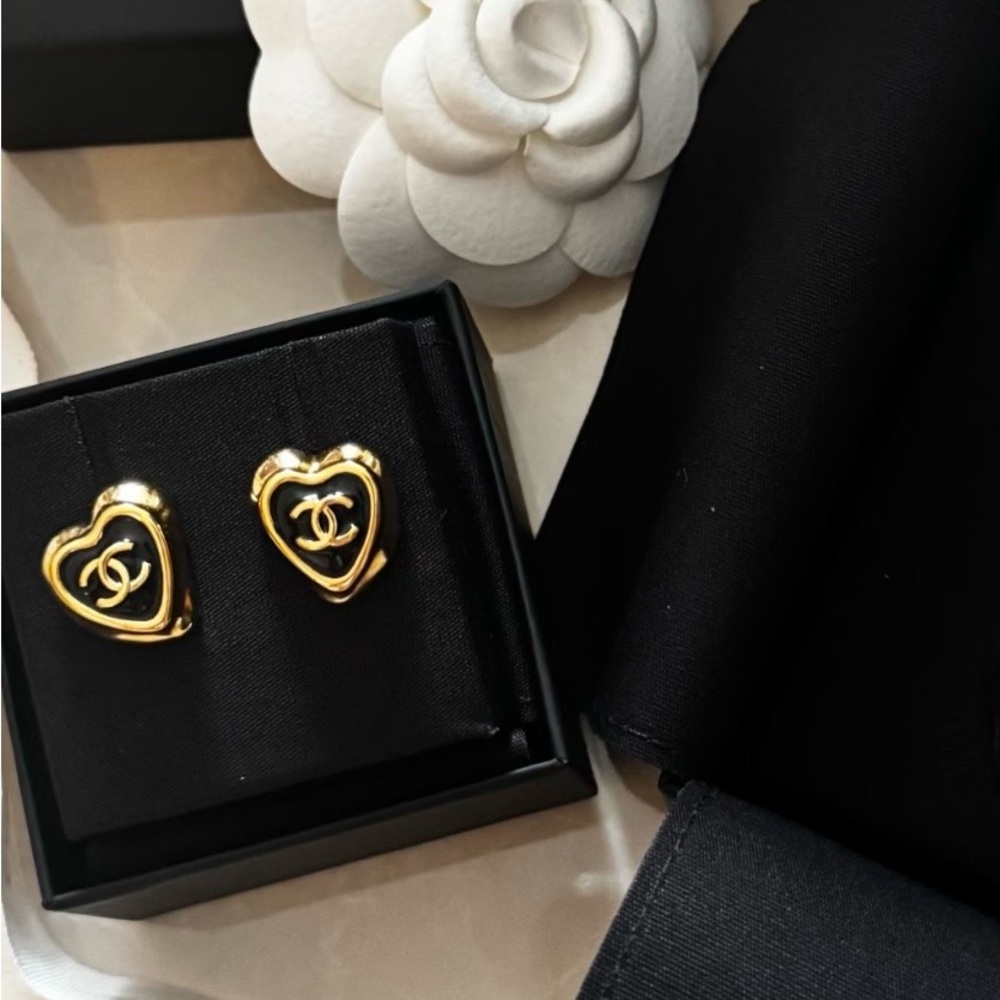 Chanel 19s love earring NEW